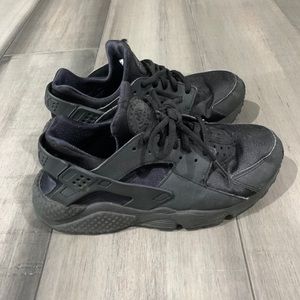 Black Nike Huaraches